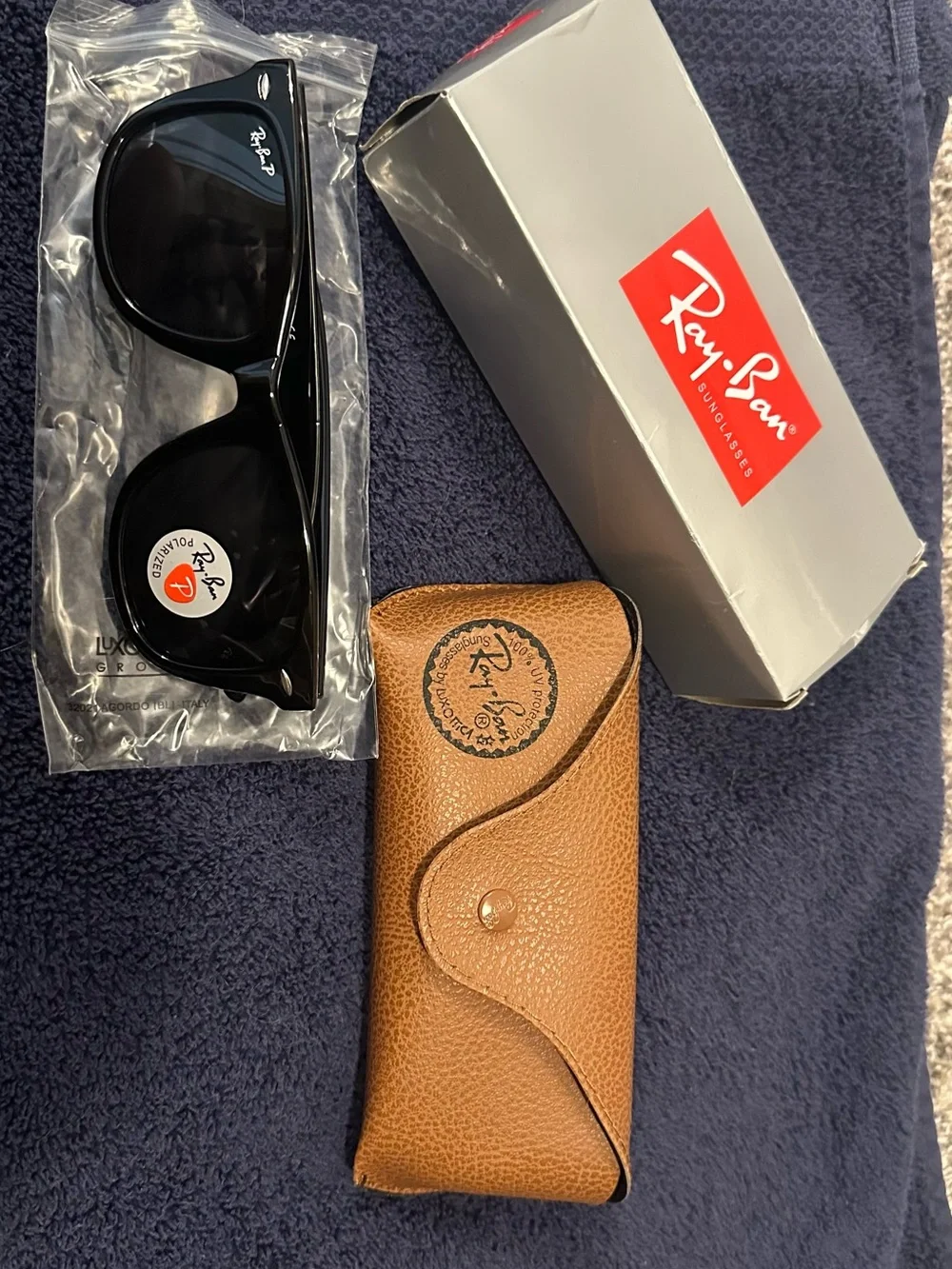 Ray-Ban Men's Black Sunglasses with Brown Case and Gray Lenses